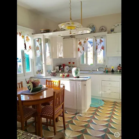 Pangiotas Pencione アパート